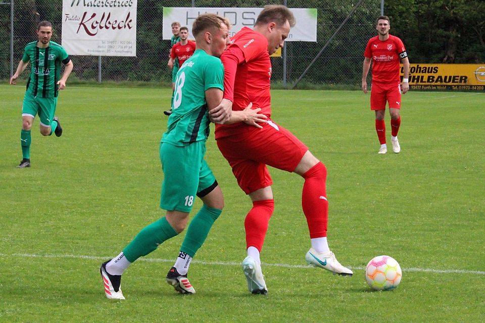 Lukas Riedl (rechts) und Co. gewannen gegen den FC Weiden-Ost knapp, aber verdient mit 1:0.