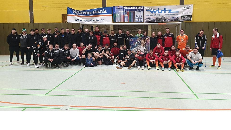 Die vier Halbfinalisten umringen Bürgermeisterin Anne Yilvina-Hoffmann und Künstler Mike Mathes.