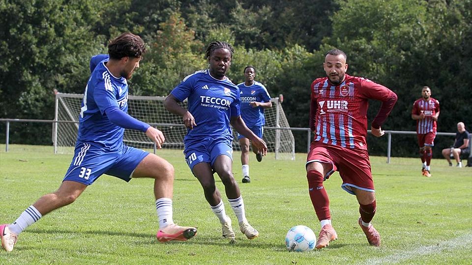 Glückwunsch Elvind Bajrami (SC Weiche Flensburg 08 II), hier gegen Salih Ramo (li.) und Joel Prempeh (Eidertal), zum 25. Geburtstag.