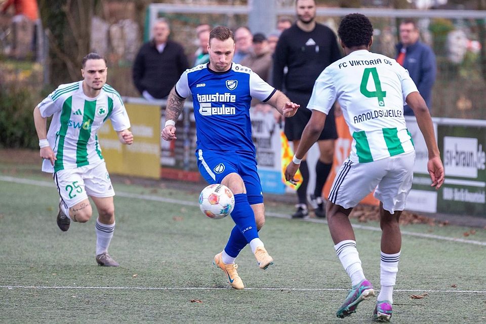 Kein Durchkommen: Eintrachts Julian Braun (am Ball) wird auf der linken Seite in die Zange genommen.