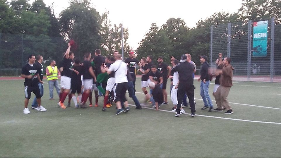 Die Spieler des FC Wiesbaden 62 feiern mit Betreuern und Fans den Aufstieg. Foto: Crecelius