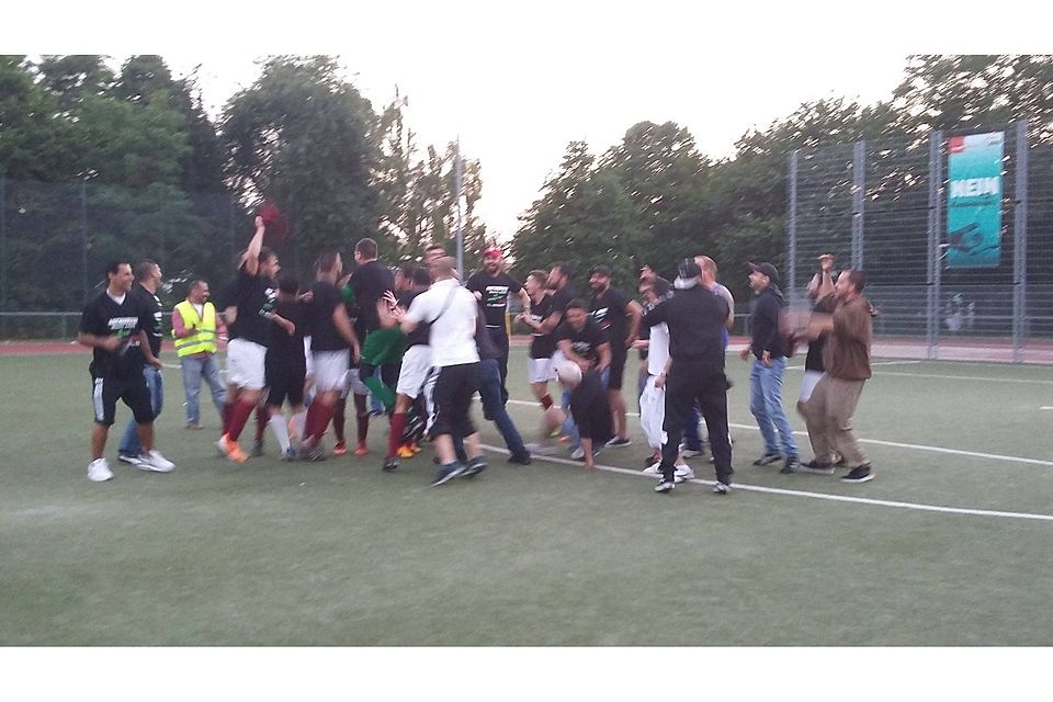 Die Spieler des FC Wiesbaden 62 feiern mit Betreuern und Fans den Aufstieg. Foto: Crecelius