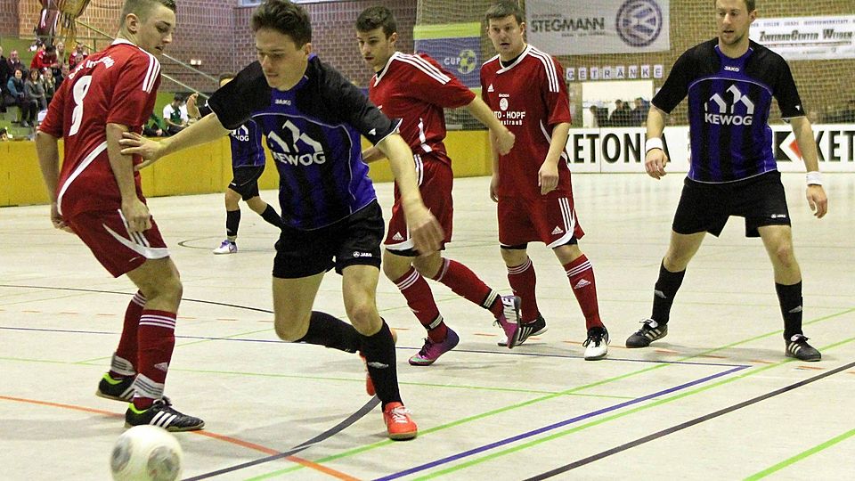 Die SpVgg SV Weiden (dunkle Trikots) setzte sich im Endspiel des KIA-Cups mit 3:1 gegen die DJK Irchenrieth durch. Foto: Landgraf