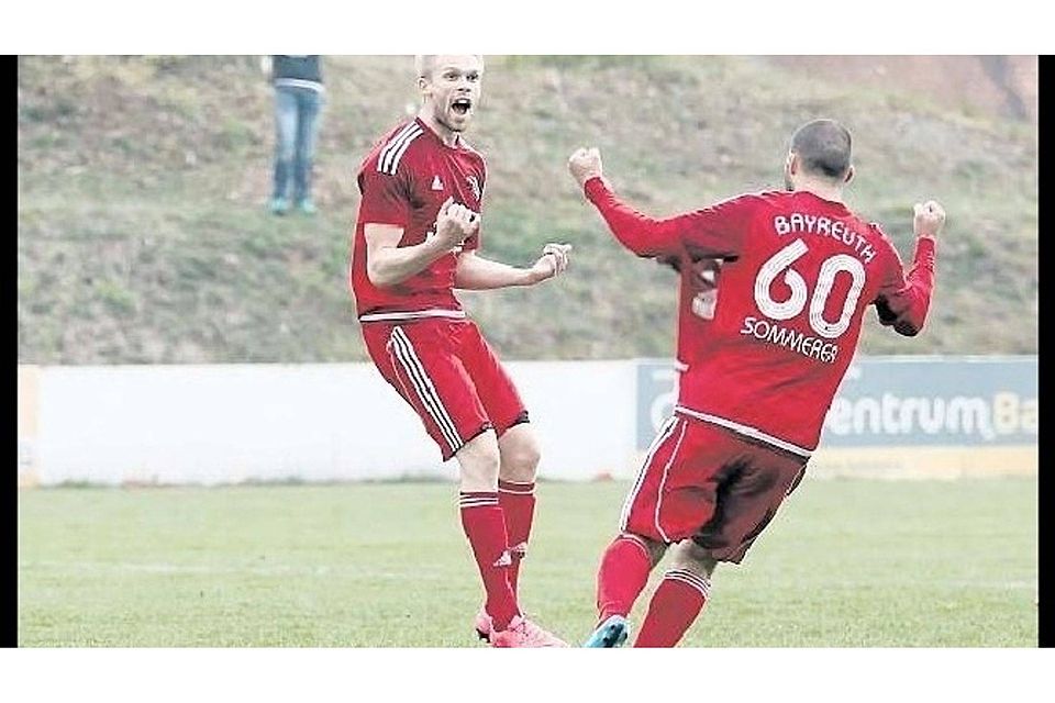 Zwei Spieler, viermal Partystimmung: Die Saaser Florian Maßberger (links) und Hannes Sommerer trugen sich gegen den SV Poppenreuth jeweils doppelt in die Torschützenliste ein. Foto: Peter Kolb