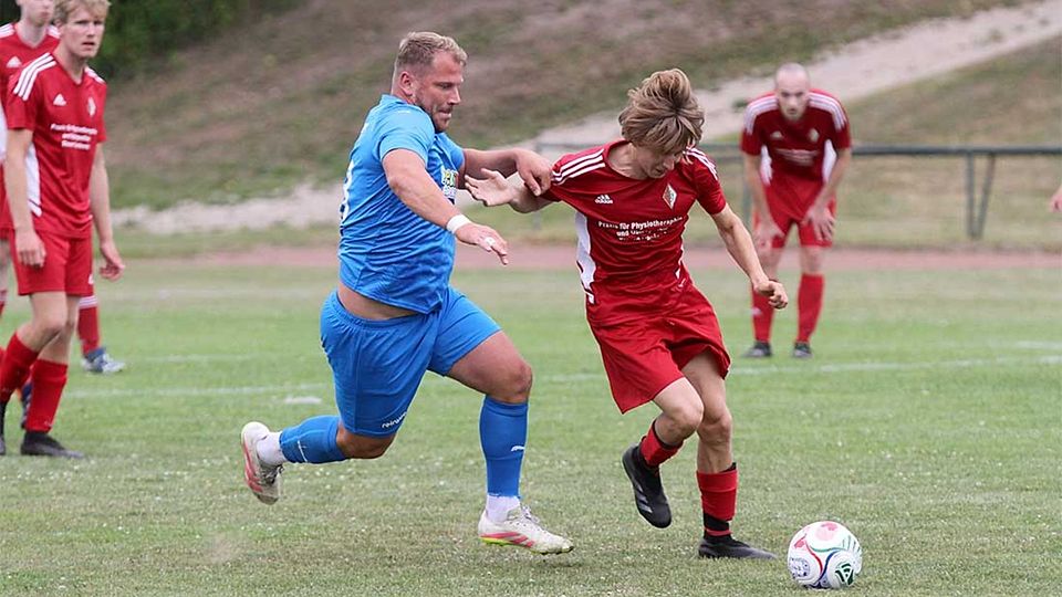 Anton Prinz (re., TuS Holtenau) im Zweikampf mit dem regionalligerfahrenen Christopher Kramer. 