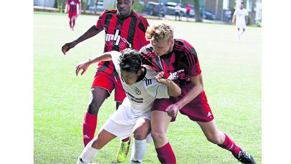 So wie die Wenauer Glorian Nzuzi und Dyke Knoblauch (rechts) in dieser Szene versuchten, Naonari Koyama (SW Düren 96) den Ball abzujagen, so wollen die Juspo-Kicker dem Tabellenführer weiter auf den Fersen bleiben.  Foto: Herbert Haeming