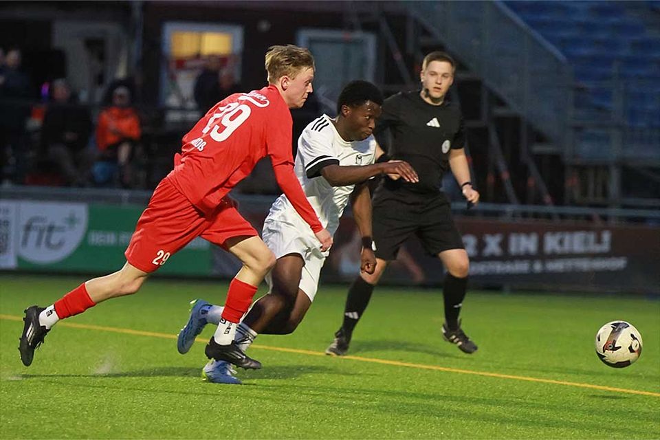 Auch im Dienst der Mannschaft unterwegs - Lucas Groß (Kilia Kiel) gegen Robie Seibt (re., 1. FC Phönix Lübeck II).