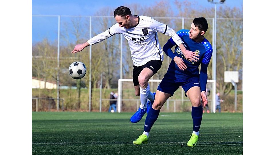 Philipp Traupel (links) von der SG Trebur-Astheim, hier im Duell mit Dzenis Modric von den Sportfreunden Bischofsheim, traf im A-Liga-Verfolgerduell per Strafstoß zum 2:0-Endstand.	Foto: Uwe Krämer