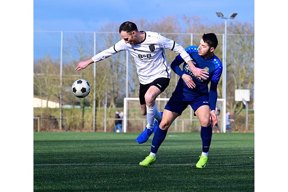 Philipp Traupel (links) von der SG Trebur-Astheim, hier im Duell mit Dzenis Modric von den Sportfreunden Bischofsheim, traf im A-Liga-Verfolgerduell per Strafstoß zum 2:0-Endstand.	Foto: Uwe Krämer