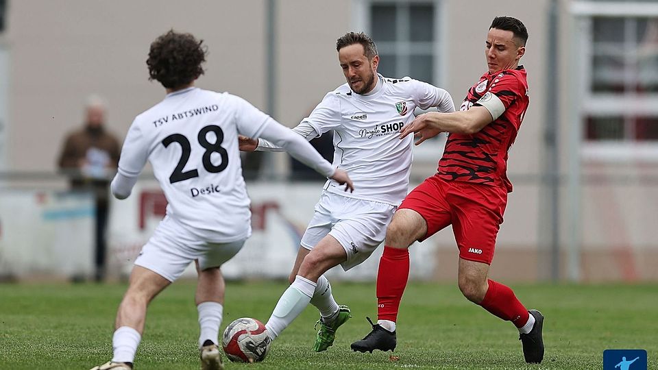 Der TSV Abtswind (in weiß) setzte sich knapp mit 1:0 gegen den TuS Frammersbach durch. 