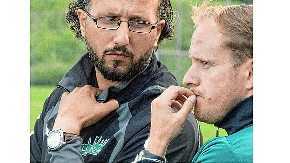 Diffizile Entscheidungen sind nun Teil seiner Aufgabe: Co-Trainer Nils Lange und  Coach Serkan Rinal (li) beraten sich an der Seitenlinie. sru