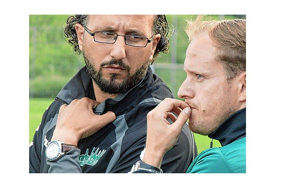 Diffizile Entscheidungen sind nun Teil seiner Aufgabe: Co-Trainer Nils Lange und  Coach Serkan Rinal (li) beraten sich an der Seitenlinie. sru