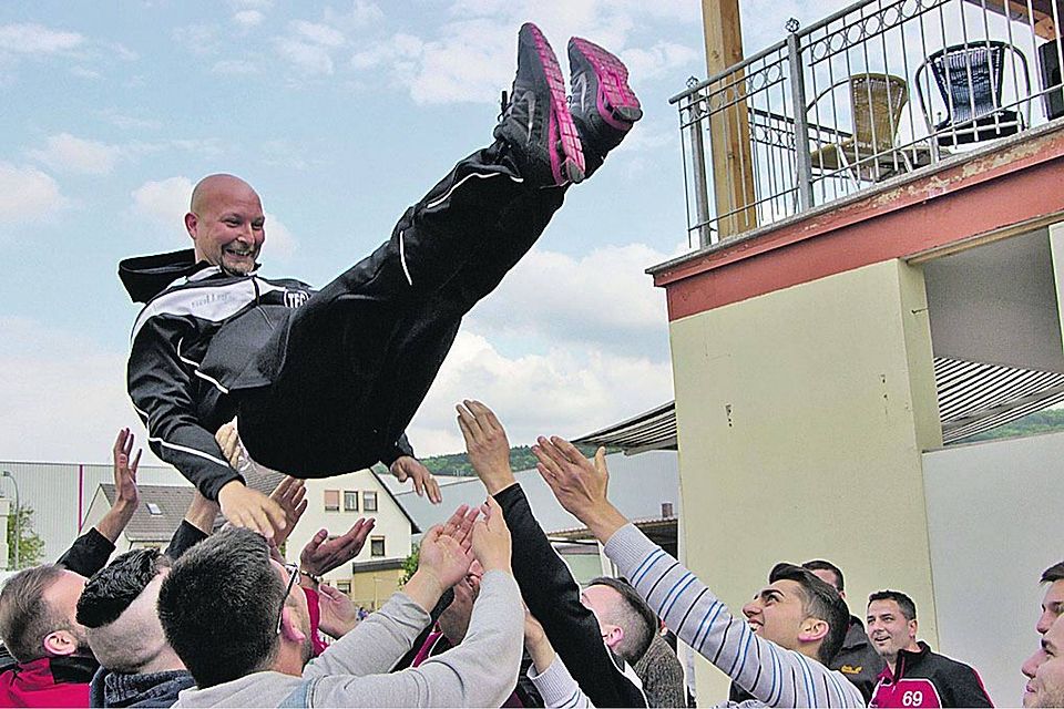 Die Fußballer des TFC Weißenburg ließen ihren Trainer Kubilay Kesebir während ihrer Meisterfeier hochleben (Foto: WT).