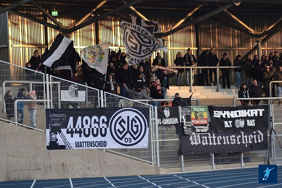 Wattenscheids Fans beim Hinspiel zuhause gegen Schermbeck.