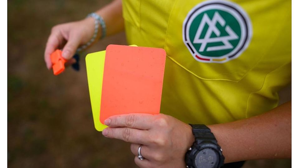 Die Gelb-Rote Karte ist zurück. Ein Jahr nach ihrer Abschaffung ist sie im Südwestdeutschen Fußballverband wieder eingeführt worden - auf Veranlassung des International Football Association Boards. (Symbolfoto)	Foto: Robert Michael/dpa