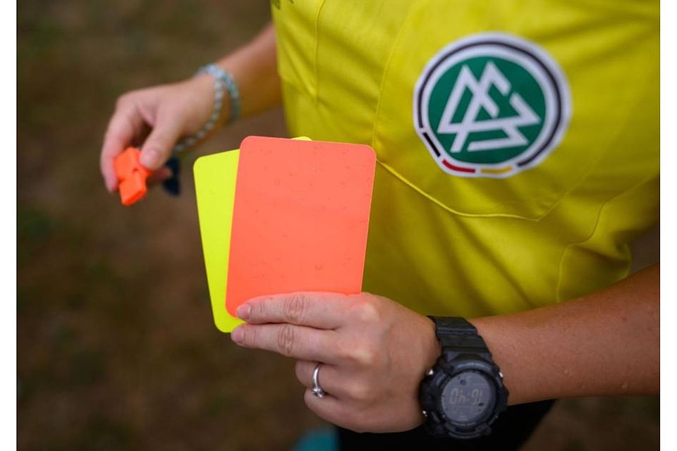 Die Gelb-Rote Karte ist zurück. Ein Jahr nach ihrer Abschaffung ist sie im Südwestdeutschen Fußballverband wieder eingeführt worden - auf Veranlassung des International Football Association Boards. (Symbolfoto)	Foto: Robert Michael/dpa