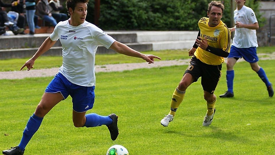 Thomas Stehr (l.) und der VfB Bach führen derzeit die Bezirksliga Süd mit 14 Punkten an. F: Tschannerl