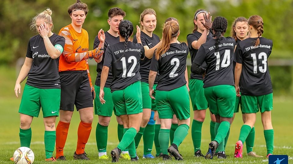 Die Spielerinnen des TSV Nieder-Ramstadt beim Abklatschen vor dem Spiel.