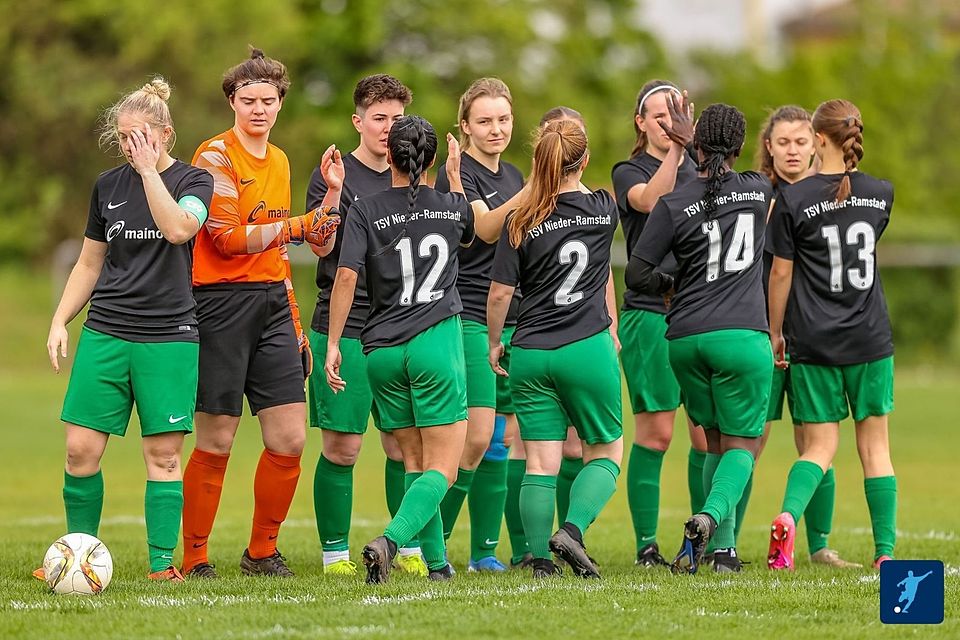 Die Spielerinnen des TSV Nieder-Ramstadt beim Abklatschen vor dem Spiel.