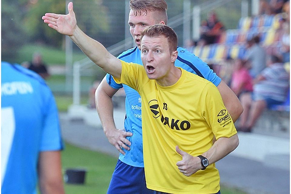 War nach der Partie gegen den FC Lauingen richtig angefressen: Gersthofens Coach Eddi Keil (in Gelb).  Foto: Marcus Merk