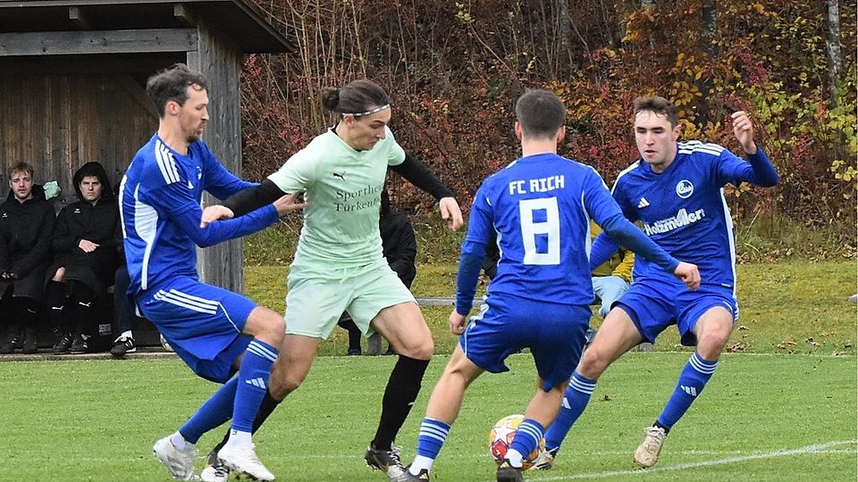 Gleich gegen drei Aicher nahm Leon Wieland die Herausforderung an und erzielte zum Pausenstand den 2:2 Ausgleich.