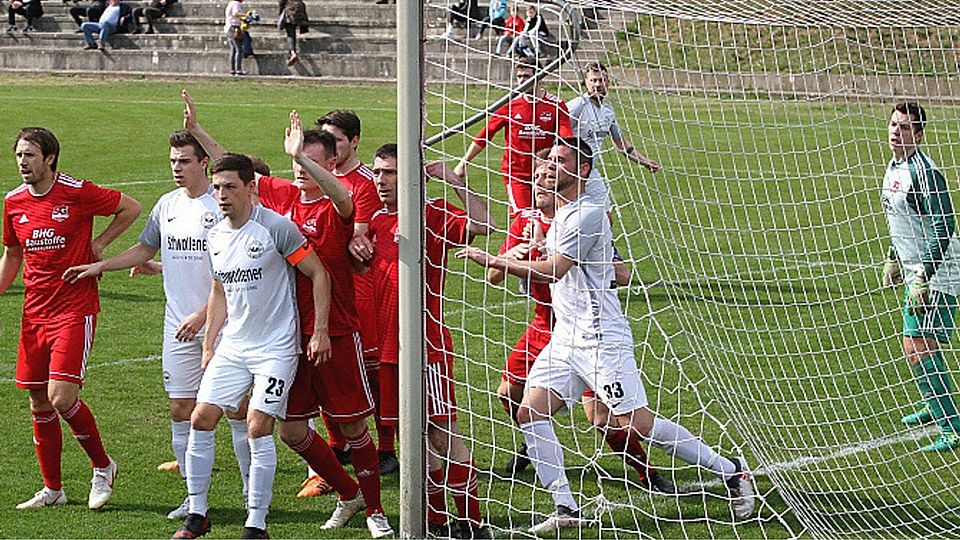 In Erwartung des Eckballs: Spektakel und Gedrängel im Strafraum der Hüffelsheimer (rote Trikots) rund um Keeper Benjamin Groß (rechts).	Foto: Mario Luge