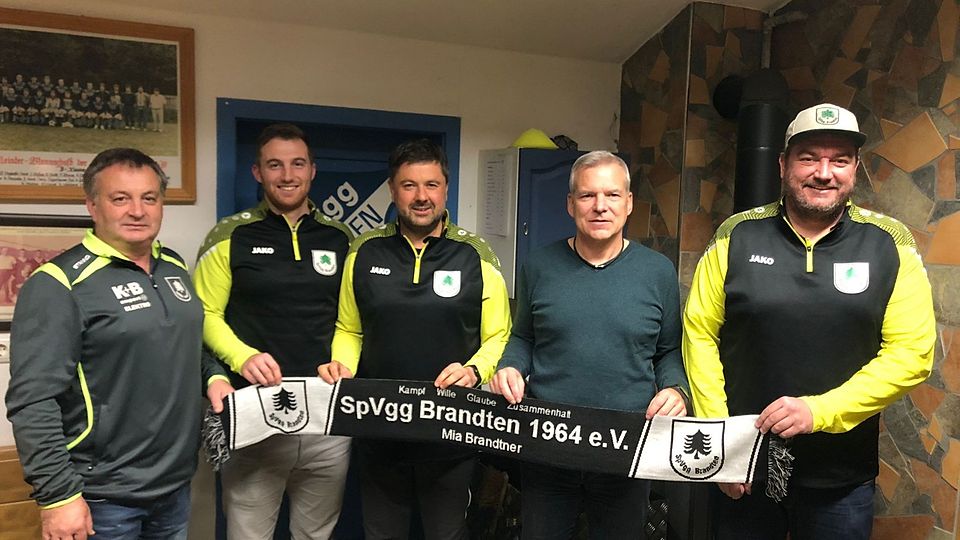 Michael Wolf (zweiter von rechts) wird von den SpVgg-Verantwortlichen willkommen geheißen 