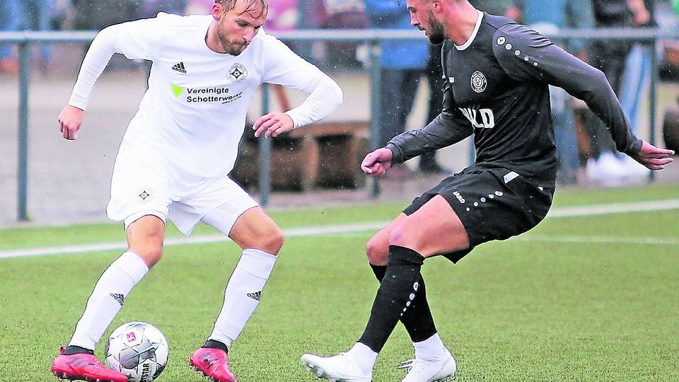 Enge Ballführung: Breinigs Andi Simons (l.) im Zweikampf mit seinem Pescher Gegenspieler.