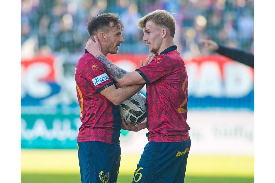 Ich schau dir in die Augen, Kleines: Andi Breuer feiert Hachings Torschützen  Simon Skarlatidis, der die SpVgg per Elfmeter auf Kurs gebracht hatte.