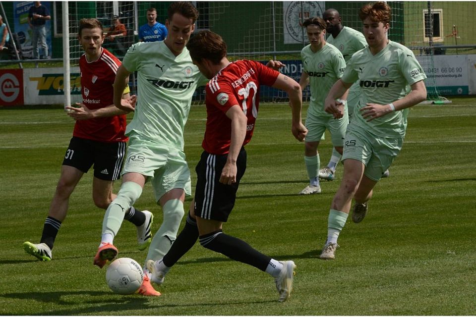 Jesper Tiedemann (PSV Neumünster) gegen Malte Pietsch (li) und Finn Luca Rerop (Kaltenkirchener TS). 