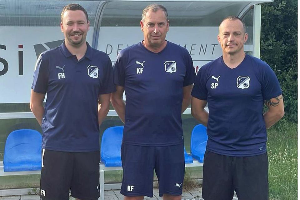 Trainer Kyros Farahmand (Mitte) und seine Co-Trainer (l.) Florian Haas und Stefan Pichlmeier freuen sich auf das Eröffnungsspiel gegen Obertraubling.