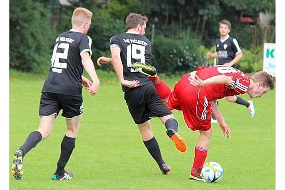 Gerieten ins  Taumeln: Die Fußballer der Sf Littel (rotes Trikot) verloren  gegen  den TuS Vielstedt 0:4. Heiner Elsen