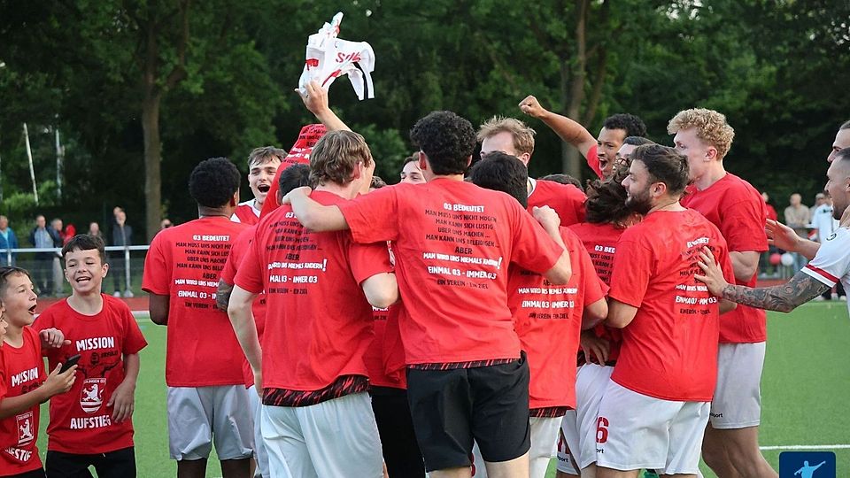 Ausgelassener Jubel nach Abpfiff. 