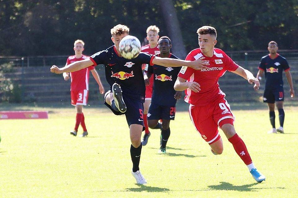 Eric Martel (am Ball) im Einsatz für die U19 von RB Leipzig.