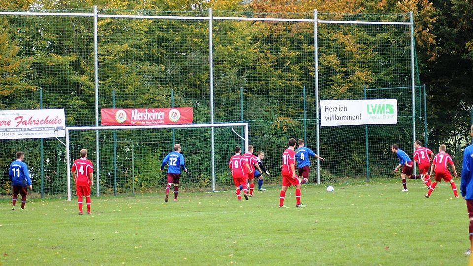 F: Maik Kolle Christian Schellhase (Blau, Nr. 4) trifft hier zum 1-2 gegen Hofgeismar