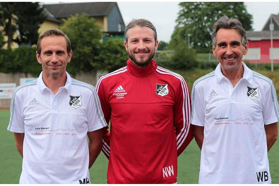 Physiotherapeut Nick Wurian zwischen TVH-Trainer Michael Hornig (links) und Co-Trainer Willi Basseng., Foto: Randow