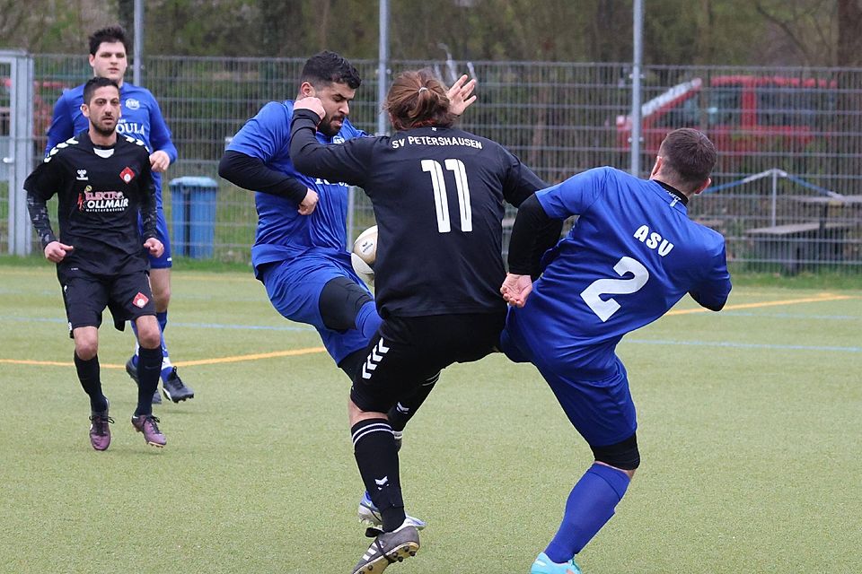 Drei Mann und ein Ball: Vincent Kiermeir vom SV Petershausen (Nummer 11) will sich gegen die ASV-Spieler Oday Boshnaq (links) und Sven Weiß durchsetzen.