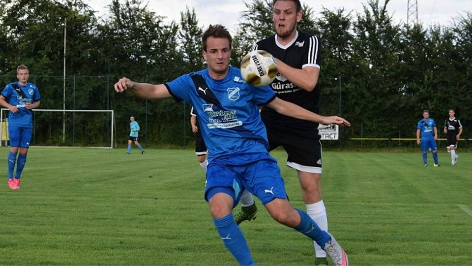 SV Bad Laer (blau) kämpft um den Klassenerhalt in der Bezirksliga 5.  F: Nico-Andreas Paetzel