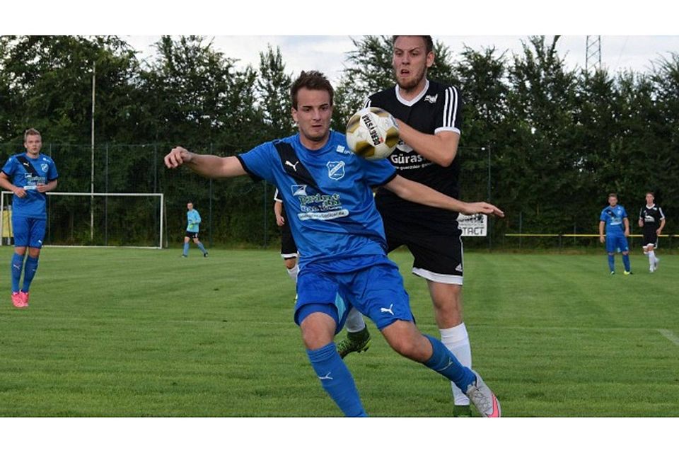 SV Bad Laer (blau) kämpft um den Klassenerhalt in der Bezirksliga 5.  F: Nico-Andreas Paetzel