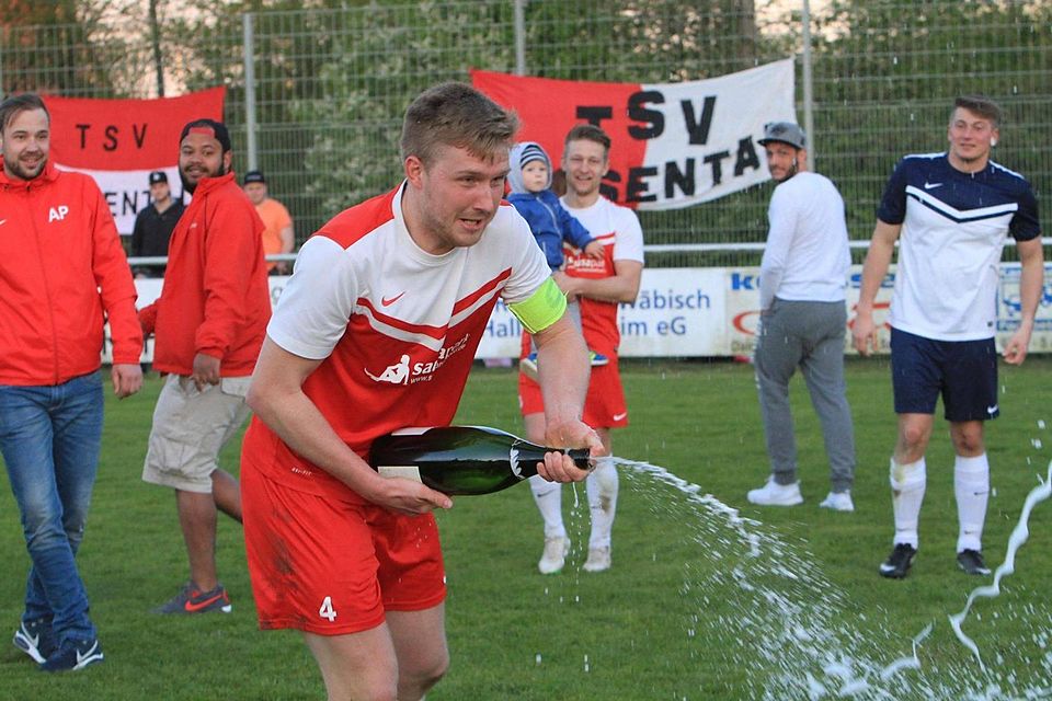 Auf den Einzug ins Finale: TSV-Kapitän Patrick Walz köpft eine Magnum-Flasche Sekt.