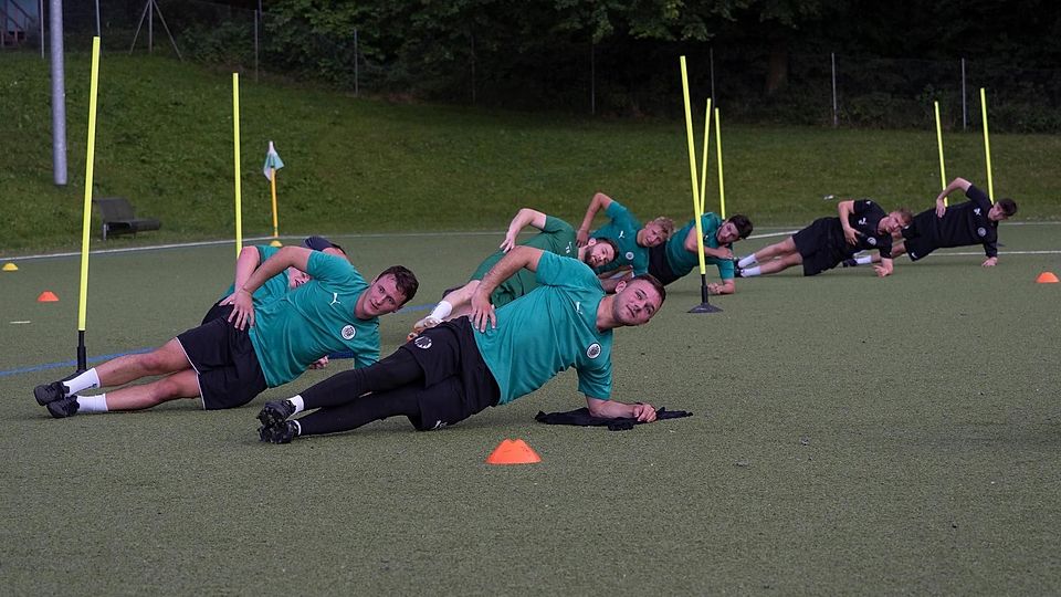 Stabiler Seitstütz: Ebersbergs Meisterkicker um (vo.) Keeper Lukas Schmidmaier hatten in der Mini-Sommerpause gar keine Zeit für Formverluste.