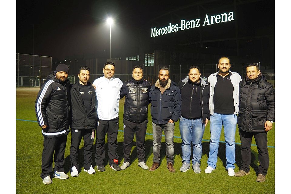 Neue Führungsriege: Ümmet-Präsident Osman Akbukut (Erster von rechts) und sein Vorstand Foto: Dominik Florian