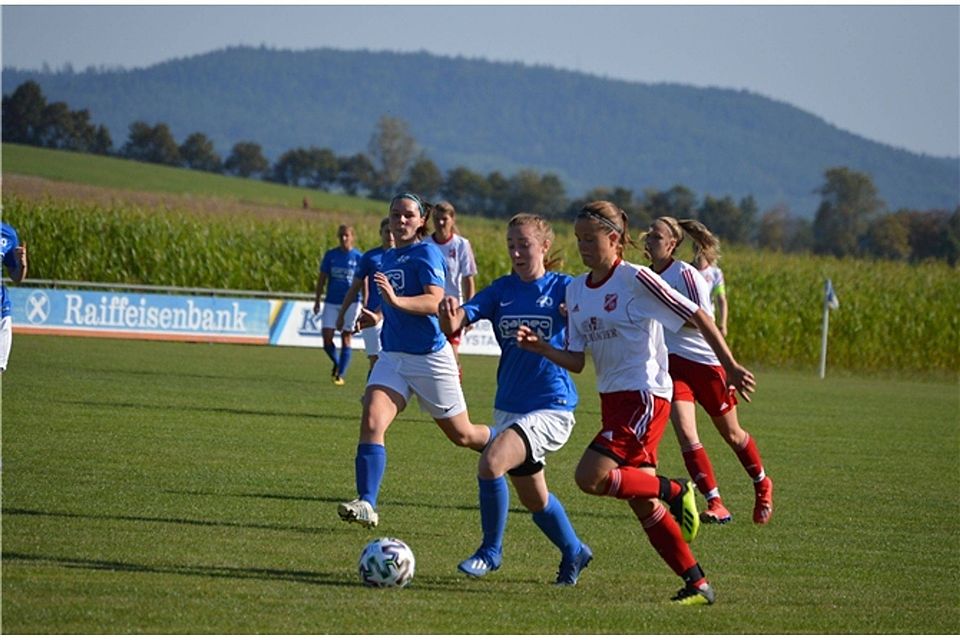 Mit einem souveränen Sieg kehrte der TSV Mörsdorf (in Weiß-rot) in die Punkterunde zurück.  Foto: Heike Regnet