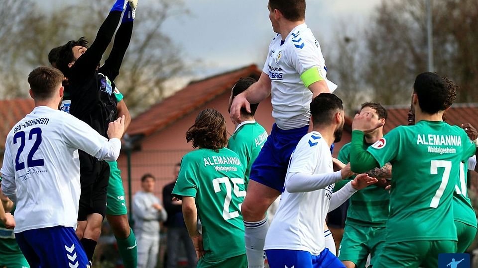 Oft in Luftduellen spielte sich das Topspiel ab.