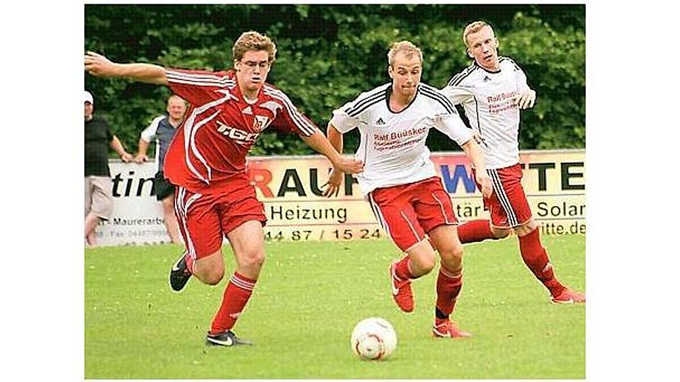 Durchgesetzt: Die Fußballer des SV Tungeln (weiße Trikots) erreichten die zweite Runde im Kreispokal.  Bild: Michael Hiller