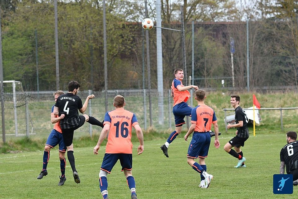 Ein Sieg bei der SG Störnstein/Wurz würde dem FC Weiden-Ost II (helles Trikot) die Vizemeisterschaft sichern