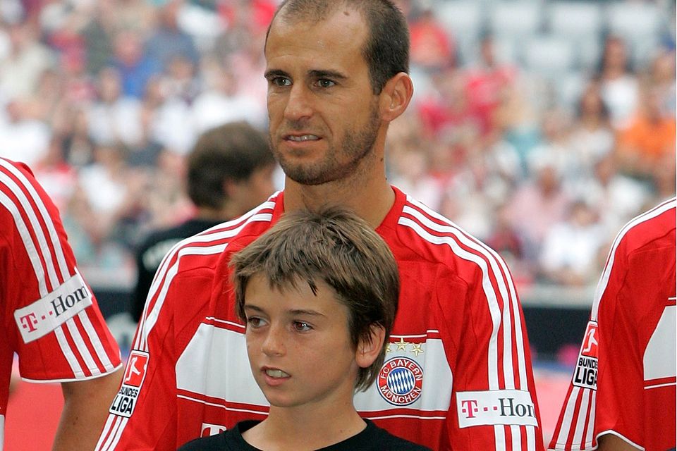 Mehmet Scholl mit seinem Sohn Lucas am 15. August 2007 in der Allianz Arena. 