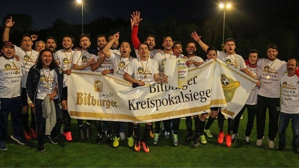 So jubeln Double-Gewinner: Spieler, Verantwortliche und Fans des SV Türkgücü Ippesheim feiern den Gewinn des Kreispokals.	Foto: Dirk Waidner
