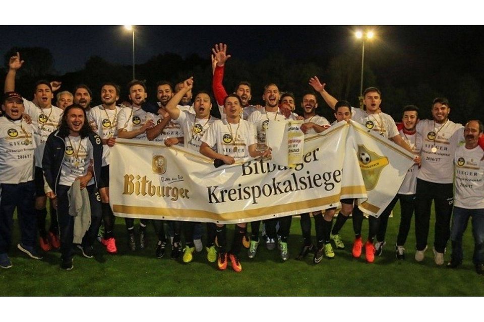 So jubeln Double-Gewinner: Spieler, Verantwortliche und Fans des SV Türkgücü Ippesheim feiern den Gewinn des Kreispokals.	Foto: Dirk Waidner
