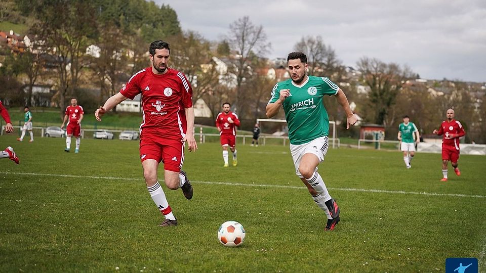 Eine Partie auf Augenhöhe war das nicht zwischen dem FC Bad Sobernheim (hier: Simon Roevenich im grünen Ausweichtrikot) und dem VfL Simmertal (links, in rot: Daniel Ingenhaag). Mit 6:1 triumphierte der Bezirksliga-Absteiger.